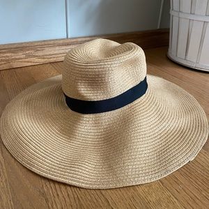 Sun hat by Main Character